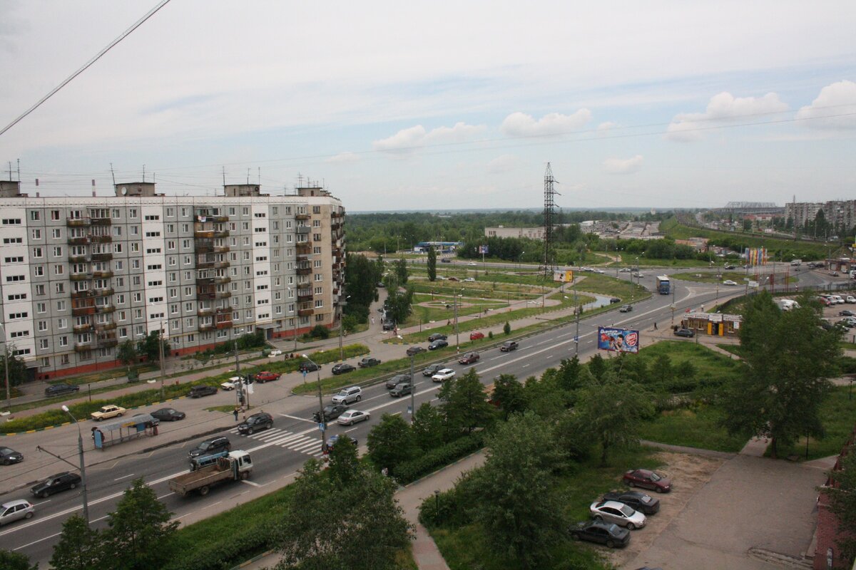 Вид из окна днем на дорогу и ЖД дорогу