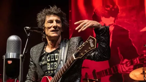 источник фото - https://www.loudersound.com/features/ronnie-wood-cleaning-up-beating-cancer-and-whats-going-on-with-the-stones