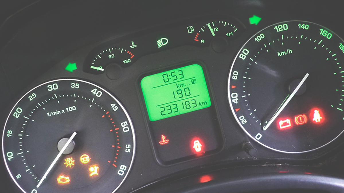 Для определения срока замены антифриза следует обратить внимание на возраст и пробег автомобиля