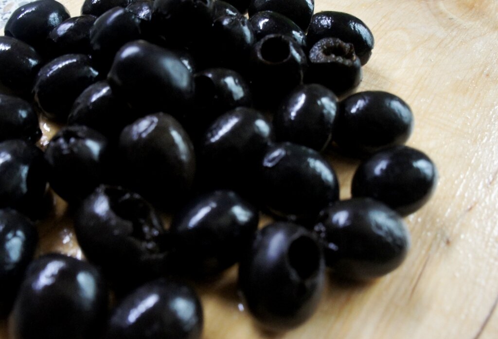 Очень любим маслины, как и наш кот Семен. Он от них без ума