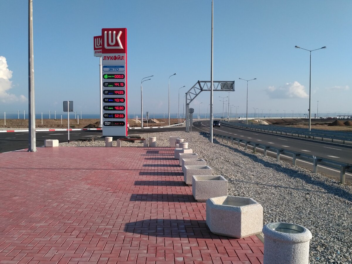 АЗС Лукойл перед Крымским мостом
