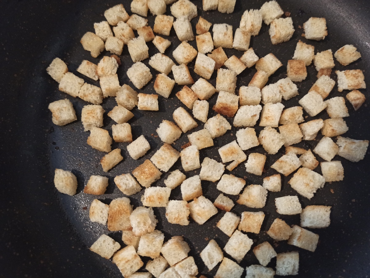 Батон нарезать на кубики и подсушить на сковороде