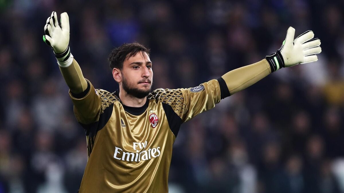 Доннарумма в форме "Милана"