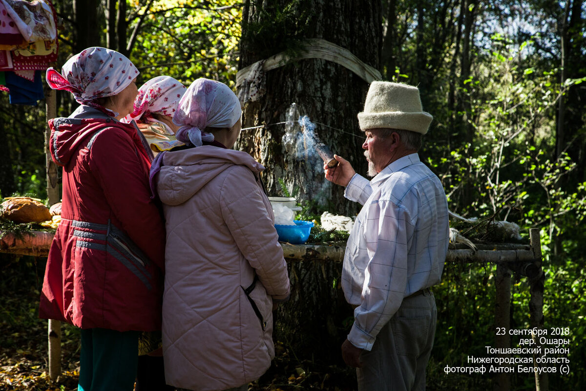 Участники моления вначале подходят  к священнослужителю (карту), рассказывают о себе, кто, откуда, с какой просьбой пришел. Называют имена родственников и близких людей. После чего карт для каждого читает специальную молитву. В руке он держит зажженную от костра дымящуюся палку. 