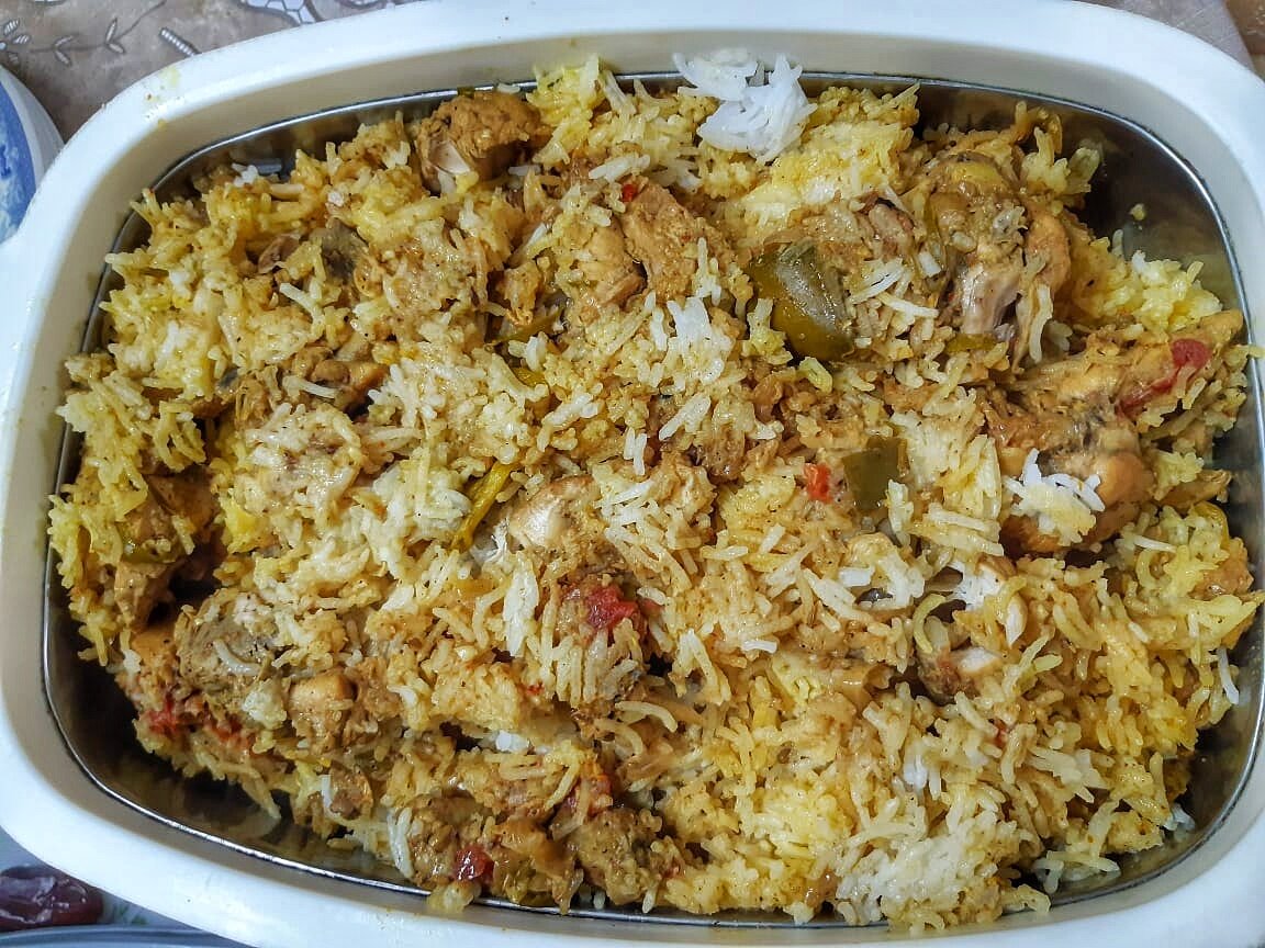 вчера попросила Али прислать "свежую" фотку - они едят бирьяни каждый день, мята и кориандр остались за кадром)