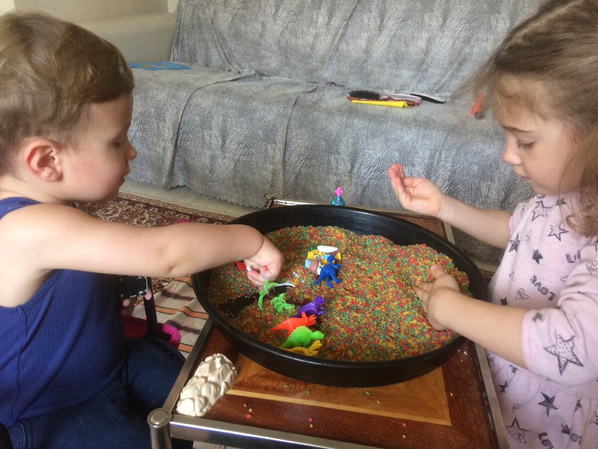 Половину фигурок уже откопали