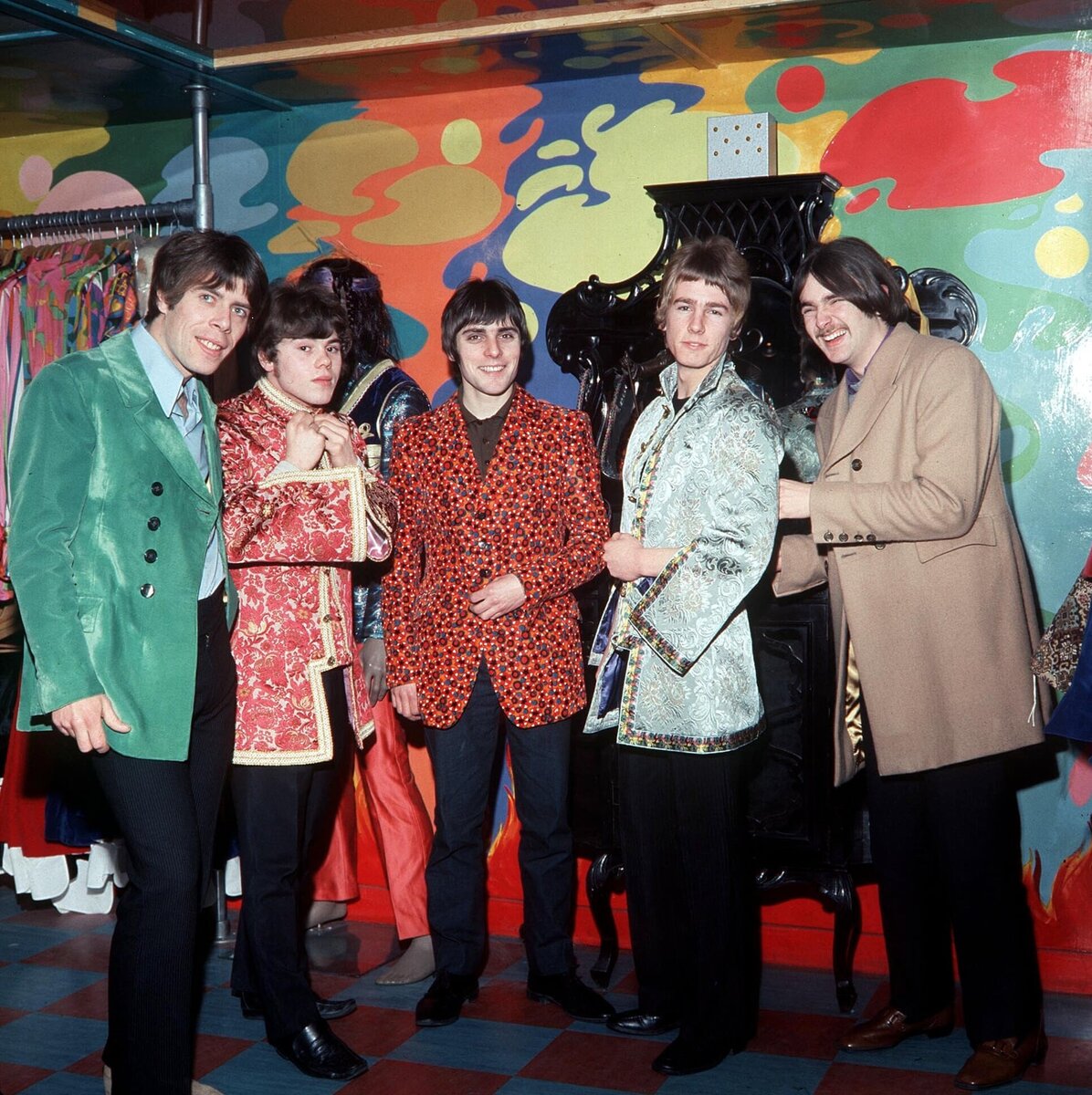 слева направо: Рой Линс, Алан Ланкастер, Джон Коглан, Рик Парфитт, Фрэнсис Росси (ссылка на фото:  https://www.theguardian.com/music/gallery/2016/dec/24/rick-parfitt-a-life-in-pictures#img-6)