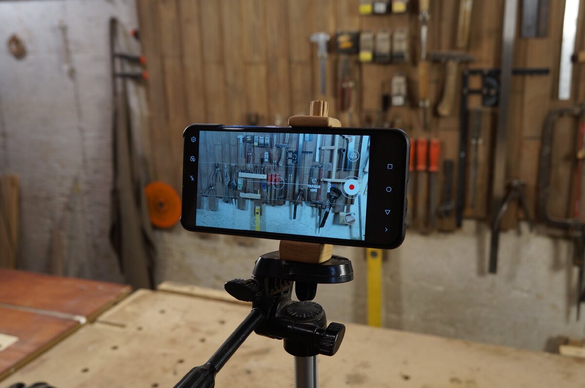 смартфон в самодельном держателе на штативе