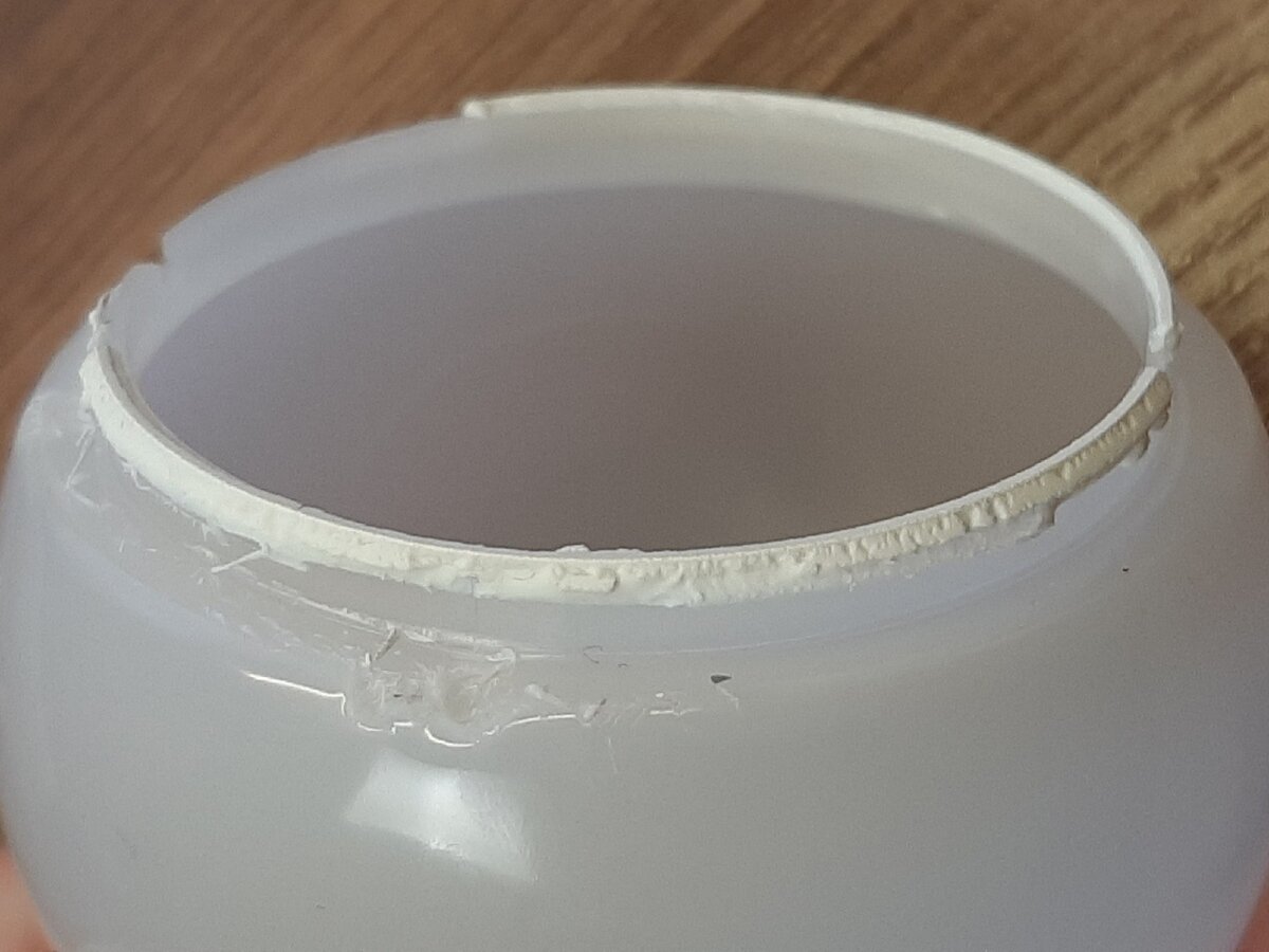 Следы герметика на рассеивателе