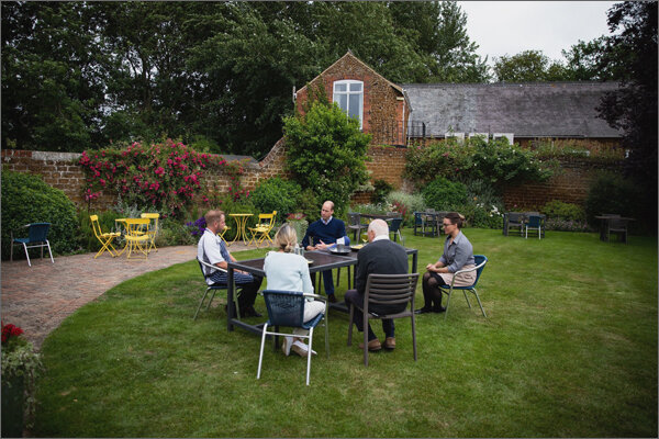 Принц Уильям с владельцами и сотрудниками паба. Фото из твиттера герцога и герцогини Кембриджских (https://twitter.com/KensingtonRoyal)