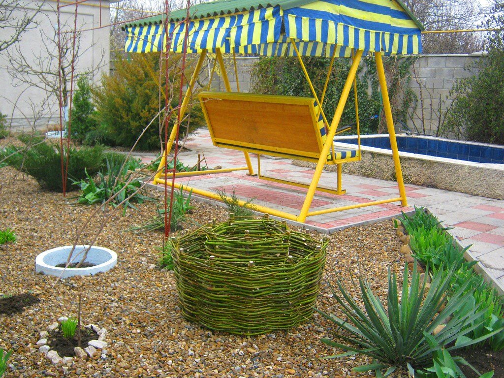 Садовые качели, вид сзади(фото автора)