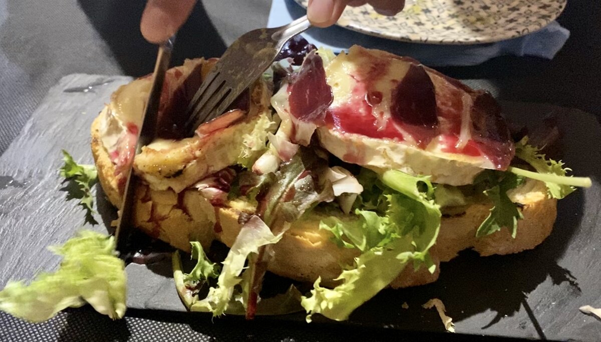 Тост с козьим сыром и соусом из черешни