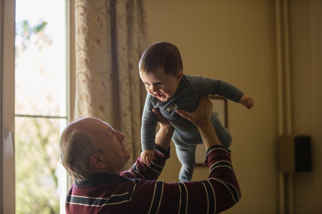 ДЕДУШКА С ВНУКОМ. ФОТОГРАФИЯ JOHNNY COHEN. ИСТОЧНИК: UNSPLASH 
