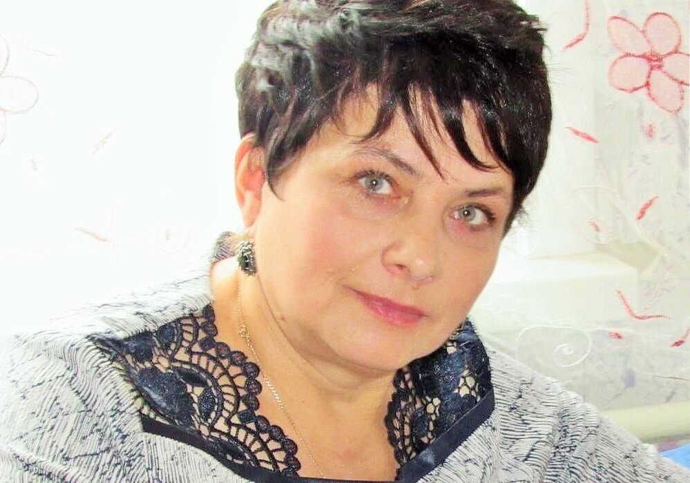 Куда ты, народ 
Куда ты стремишься, мой добрый народ?
Зачем предаёшь землю предков?
Зачем ты несёшь ложь чужую вперёд,
Довольствуясь горстью объедков?

Неужто не видишь глаза сатаны,
Тебя уничтожить готовой?
Продав край родной, ощутишь боль вины
За гибель Отечества, крова.

Куда ты бежишь, мой несчастный народ,
Под пули детей подставляя?
Погибнешь ведь сам, и погубишь свой род!..
Нужна ль тебе участь такая?

Тобою играют умело дельцы,
Торгуя, как пушечным мясом.
Сними пелену! За спиной подлецы
Смеются в своих белых “рясах”.

Куда ты, и с кем, мой любимый народ?
Твой разум отравлен дурманом.
Неужто не знаешь, что есть кукловод
В придуманном мире обманном?

Что тысячи нитей он держит в руках,
И, дёргая их, управляет
Тобой, мой народ, сея смуту и страх…
Смеясь, в твоё сердце стреляет.

                16.10.2020 г.