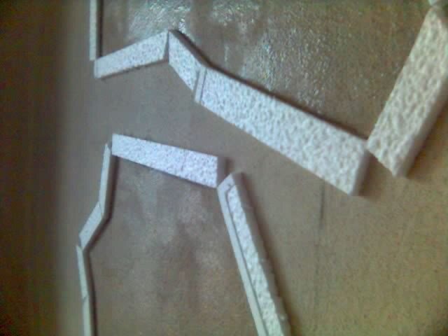 1. Из пенопласта нарезал полоски шириной 20-30 мм. и наклеил по контуру планируемой фрески.