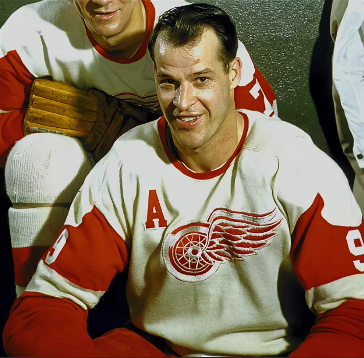 Взято из открытых источников Яндекс картинки.
А вот Горди Хоу.
ДВАДЦАТЬ ШЕСТЬ сезонов на высшем уровне.До Гретцки-ИКОНА Канадского хоккея.Даже Уэйну НЕ СМОГЛИ приписать звание-МИСТЕР ХОККЕЙ.
А самое главное-было во времена Хоу,такое понятие-ХЕТ ТРИК ХОУ.Гол+голевая передача+драка=В ОДНОМ МАТЧЕ.Это чудо спорта ухитрялось на протяжении 26 лет терроризировать самых отпетых бойцов НХЛ по части драк!
Это чудо спорта доиграется до того,что однажды выйдет на площадку ВМЕСТЕ со своими СЫНОВЬЯМИ.Один будет с ним в тройке нападения,другой-в защите.И не подумайте,что все это будет-как дань уважения.Хоу на РАВНЫХ основаниях со всеми войдет в Сборную ВХА 1974 года и примет участие в серии против Сборной СССР.
Вот такой был кумир юности наших отцов и дедов в хоккее.Американских правда,но все же.