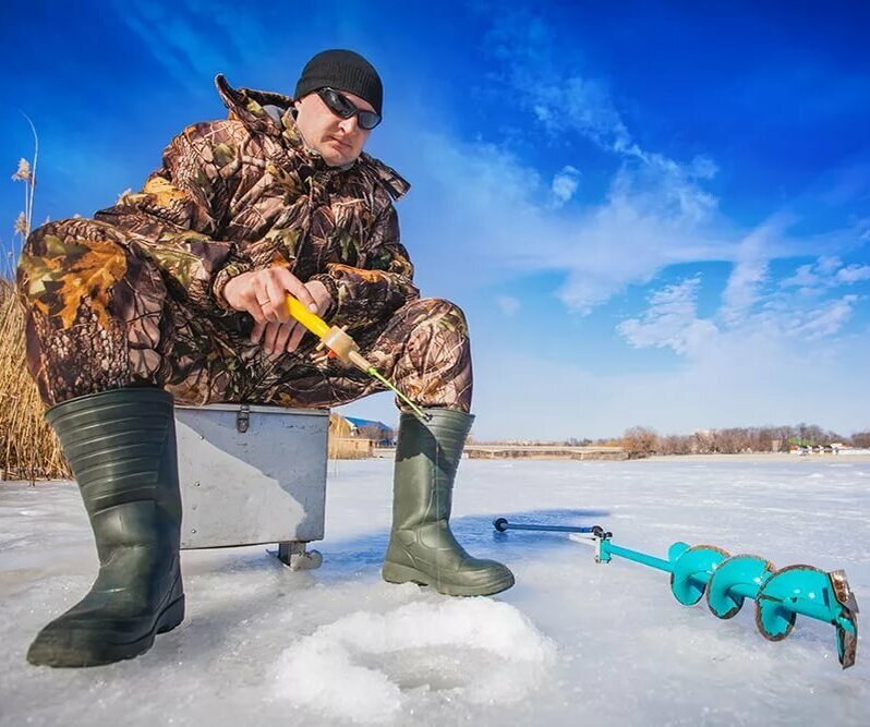 Много рыбаков на льду