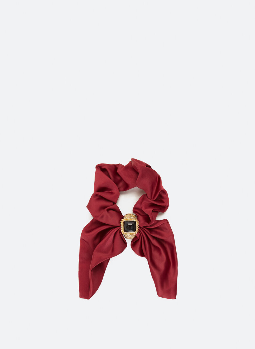 Резинка для волос Uterque, 4 590 руб. Источник фото - https://www.uterque.com/ru/%D0%B0%D0%BA%D1%81%D0%B5%D1%81%D1%81%D1%83%D0%B0%D1%80%D1%8B/%D0%B3%D0%BE%D0%BB%D0%BE%D0%B2%D0%BD%D1%8B%D0%B5-%D1%83%D0%B1%D0%BE%D1%80%D1%8B-%D0%B8-%D0%B0%D0%BA%D1%81%D0%B5%D1%81%D1%81%D1%83%D0%B0%D1%80%D1%8B-%D0%B4%D0%BB%D1%8F-%D0%B2%D0%BE%D0%BB%D0%BE%D1%81/%D1%80%D0%B5%D0%B7%D0%B8%D0%BD%D0%BA%D0%B0-%D0%B4%D0%BB%D1%8F-%D0%B2%D0%BE%D0%BB%D0%BE%D1%81-%D1%81-%D0%B1%D0%B0%D0%BD%D1%82%D0%BE%D0%BC-c1862529p8942129.html?colorId=681