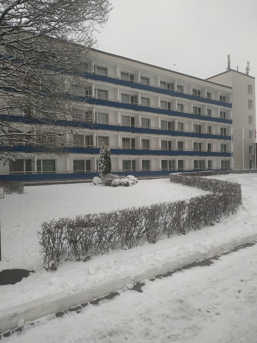 Главный корпус, где мы и жили