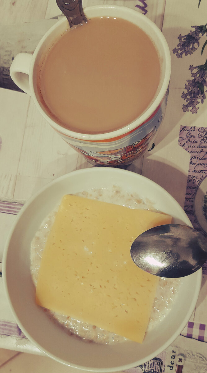 Завтрак был таким. Не привычная овсянка с сыром. Яичница сильно надоела.