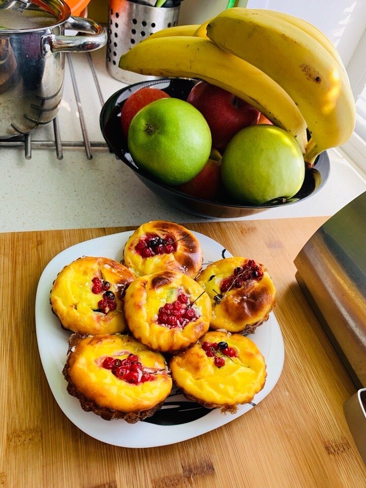 Легкое творожное пирожное с черносливом, красной смородиной и кокосовой стружкой!