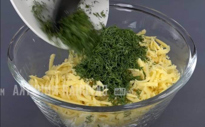 1. Готовим тесто по рецепту Тесто 158 блюд от Кухня наизнанку и оставляем его в холодильнике на час. Смешиваем тертый на крупной терке сыр, творог, чеснок и измельченную зелень, добавляем соль и перец.