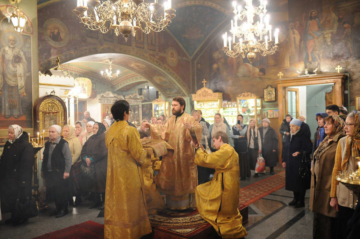 Служба в церкви. Церковная служба. Православное богослужение. Воскресное богослужение в православной церкви вечером. Воскресная служба в православной.