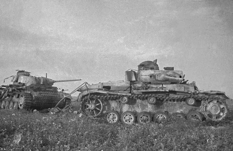 Фотография сделанная в годы ВОВ. Уничтоженная техника немцев.