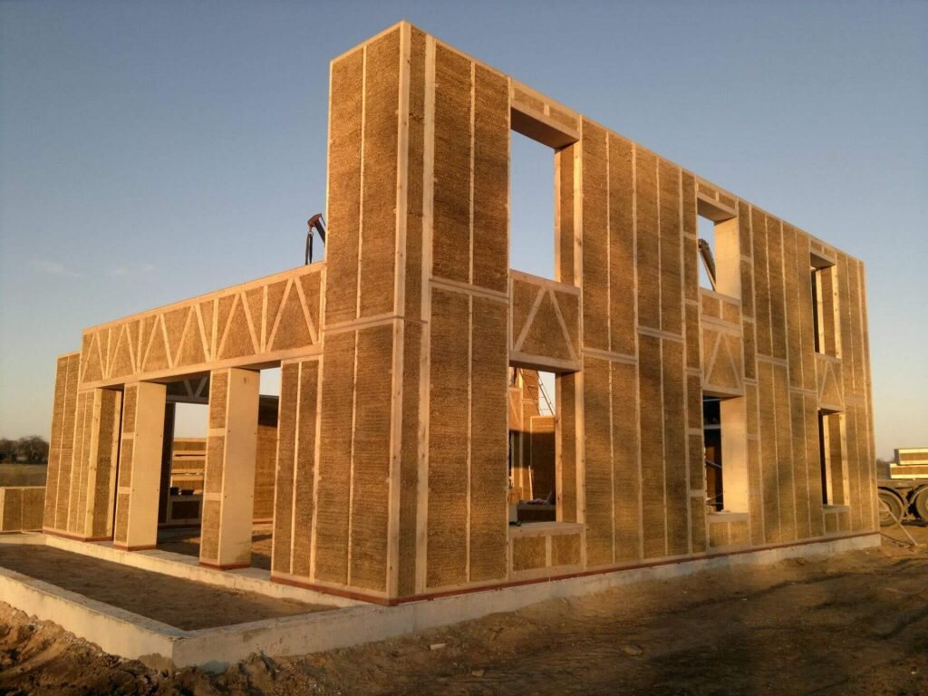 Стеновые панели разрабатываются в рамках домокомплектов, которые быстро возводятся на участке.