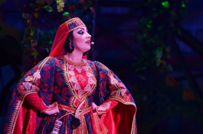 В бытность, когда я активно знакомилась на сайтах знакомств, мне часто писали профессиональные свахи. Я на их предложения некогда не отвечала. Но некоторые свахи, делают умнее , они регистрируют себя как аккаунт мужчины и с него пишут девушкам. И когда девушка заинтересуется, пишут, что это сваха и приглашают прийти в агентство знакомств, так как этот молодой человек является их клиентом и они ищут ему невесту. И у девушки есть шанс познакомится с ним в реале. Часто они пишут очень заманчивые предложения, что молодой человек дипломат, и так как он ограничен во времени, поэтому ищет невесту через брачное агентство. Так как , я была девушка свободная и имела свободное время, одной такой свахи я ответила утвердительно. Мы договорились о встречи, агентство   находилось в центре, в старинном особняки, очень красивое здание и снаружи и внутри, там очень много посетителей и женского и мужского пола. Но  женщин было больше. Мне пришлось даже подождать свою сваху, так как она общалась с другой женщиной. Пока моя сваха была занята со мной общалась другая девушка -сваха, их там довольно много. Что же они предлагают, конечно заключить договор с этим агентством  и они   гарантировано найдут вам жениха по вашему запросу. Они показывают свои каталоги с фото претенденток и претендентов, показывают фото пар, которых они уже поженили. Рассказывают, что устраивают мероприятия и вы можете там познакомиться , на каждое мероприятие вы приобретаете входной билет. Так же эта девушка сделала мне экскурсию по этому агентству, помимо свах, у них в штате есть профессиональный фотограф, визажист, парикмахер, стилист. В этом агентстве делали профессиональную фотосессию, предварительно сделав вам макияж , прическу,  стилист предоставляет одежду. Все это оплачивается по отдельному прайсу, удовольствие это недешевое. Когда я там была, в интерьере этого особняка, какая-то девушка делала себе фотосессию. Пока мне показывали агентство, меня познакомили с визажистом, она мне дала совет по макияжу.