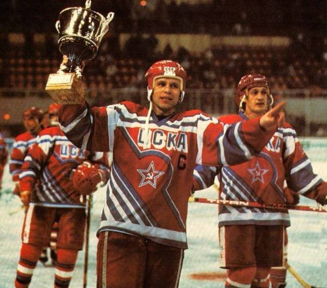 Вячеслав Фетисов с Кубком СССР, 1988 год. Фото с сайта sports.ru