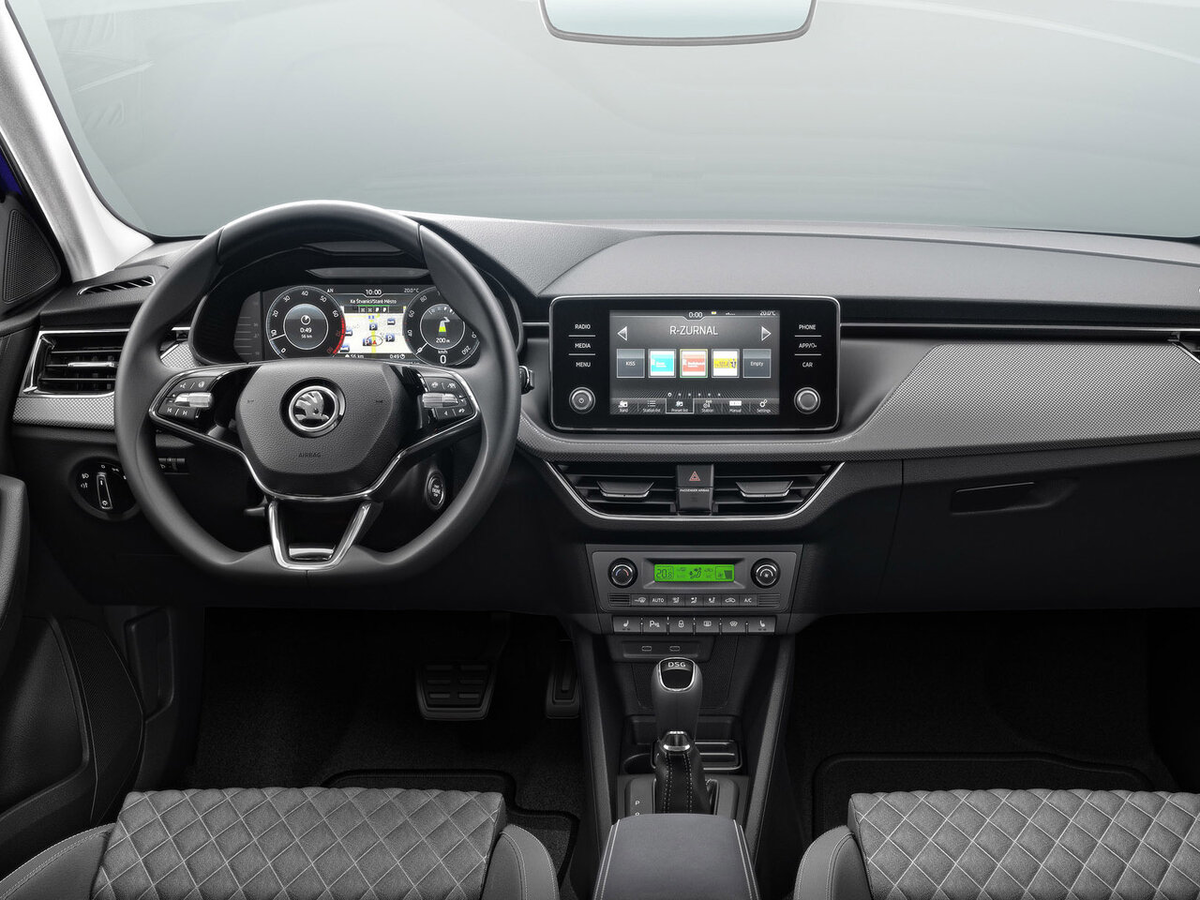 Спортивный скошенный 3-ёх спицевый руль и цифровая приборная панель, которую можно докупить 