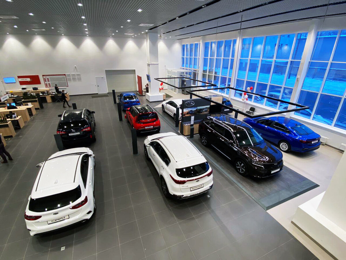 Общий вид шоу-рума с новыми автомобилями