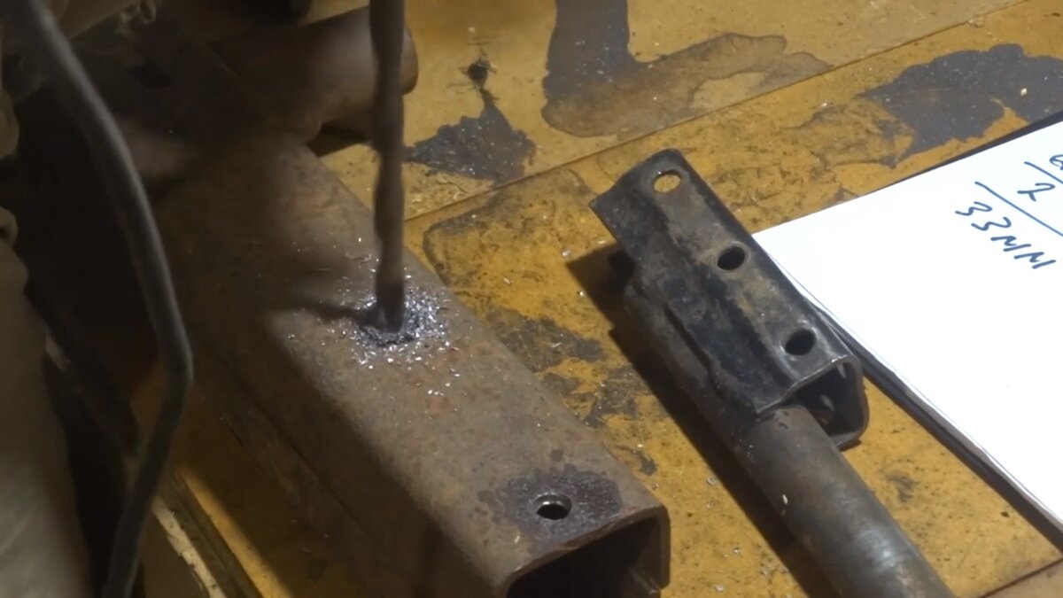 Просверлил отверстия для крепления к раме мотоблока