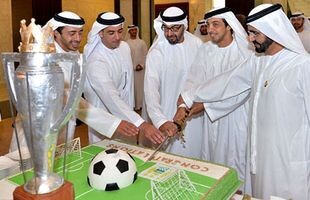 Источник - http://footclub.com.ua/news/Ligi/Angliya/1601081029/Desyat-let-nazad-sheyhi-kupili-Manchester-Siti-Eto-izmenilo-futbol