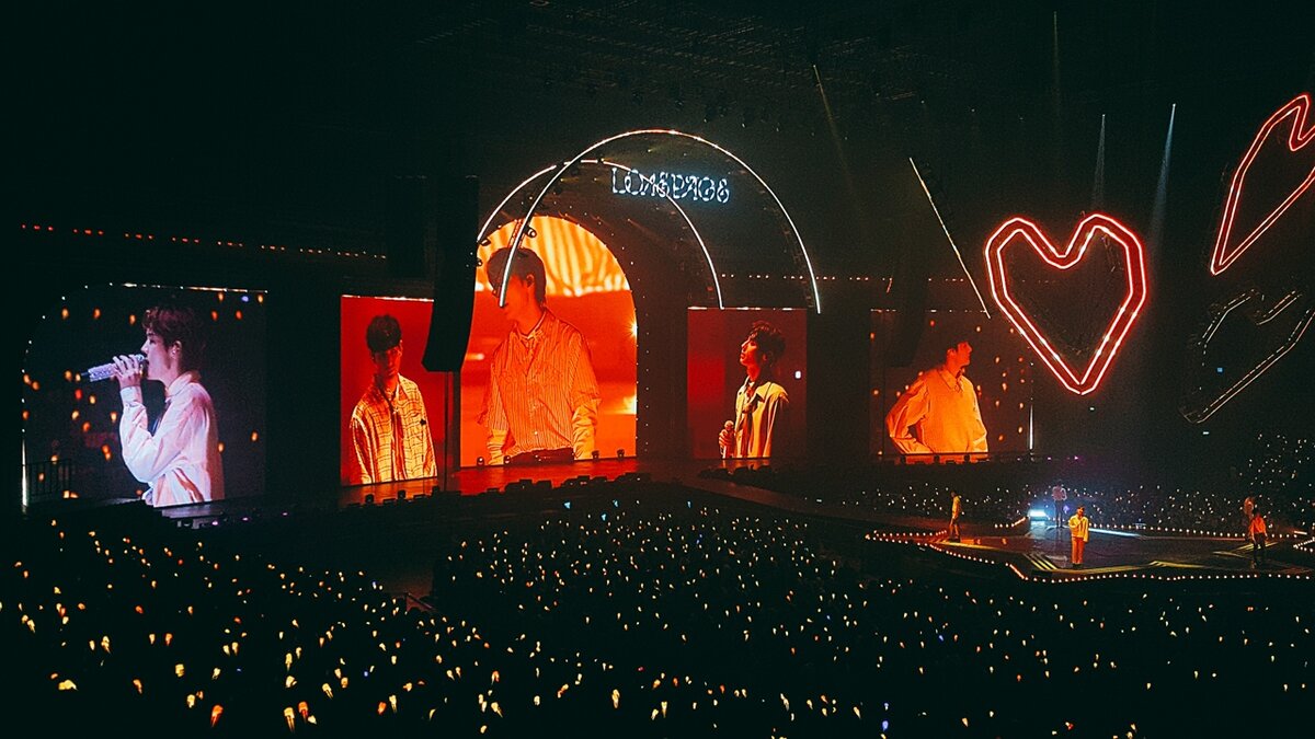 Две сцены, огромные экраны и зал, наполненный светом сотен лайтстиков - так все выглядело со стороны. / фото автора