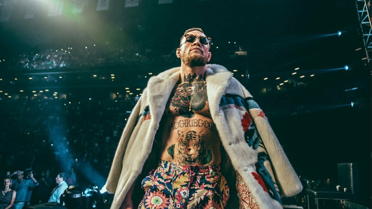 Конор выглядит весьма вызывающе. 