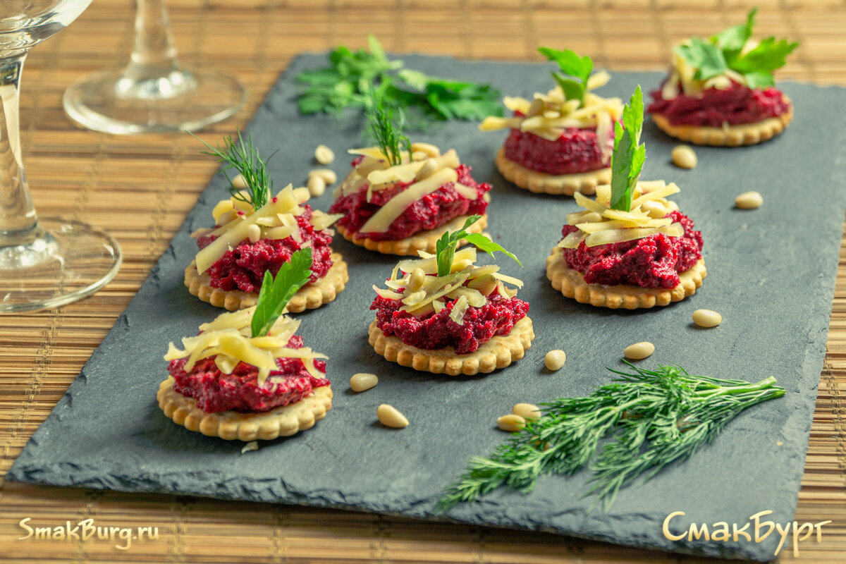 Ароматная свекольная закуска с чесночком и кедровыми орешками восхитит всех ваших гостей!