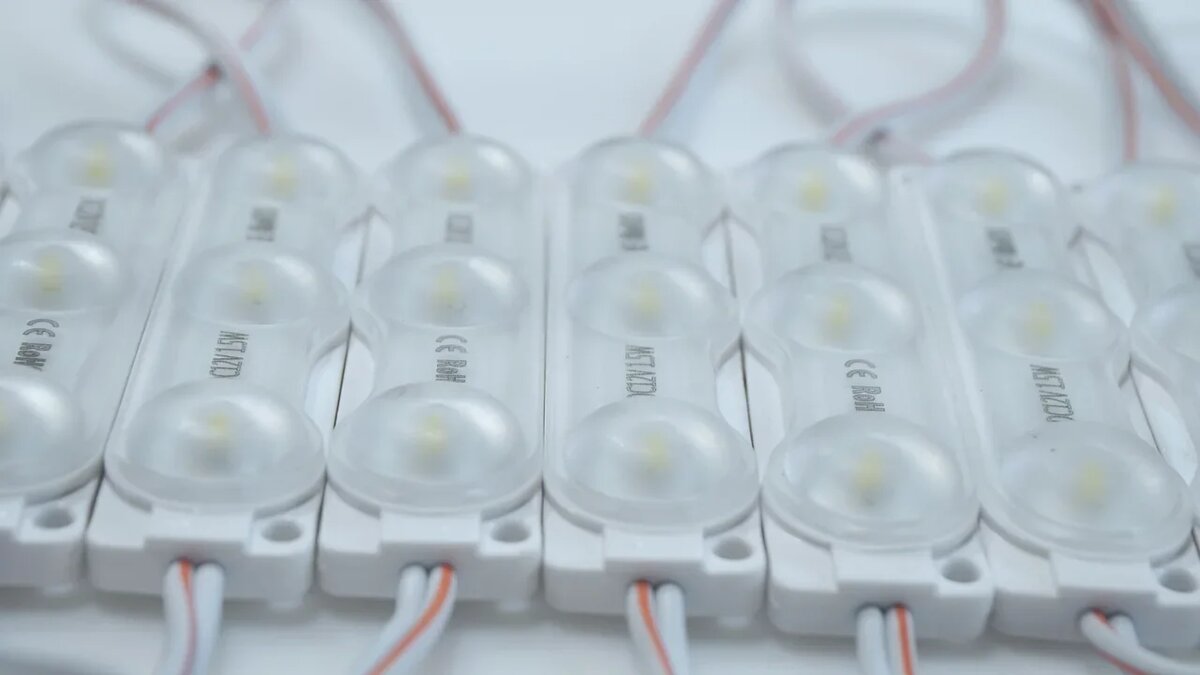 Светодиодный модуль – компонент состоящий из LED кристаллов, размещенных в едином корпусе, который имеет выход к цепи электропитания.  