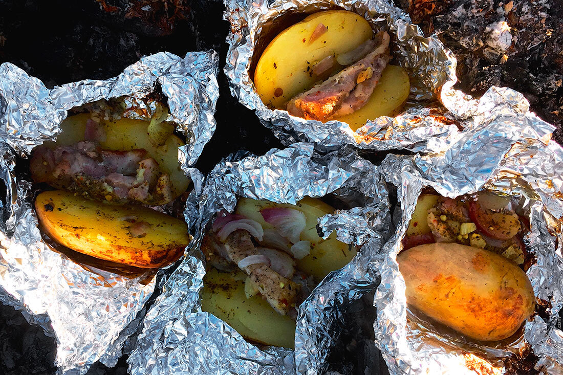 Печеный разбор. Печеная картошка на костре. Печеная картошка в углях. Картошка на углях. Запеченная картошка в костре.