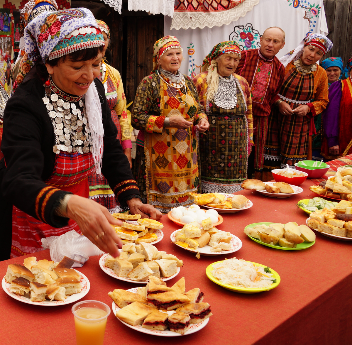 В Татарстане, оказывается, тоже активно празднуют Пасху. Обязательно ходят в баню, чисто-чисто убирают в домах, обязательно надевают самые нарядные костюмы и, конечно, готовят самую вкусную еду. О татарской выпечке мы знаем много, а вот супы меня заинтересовали по-настоящему. Особенно последний - пасхальный!