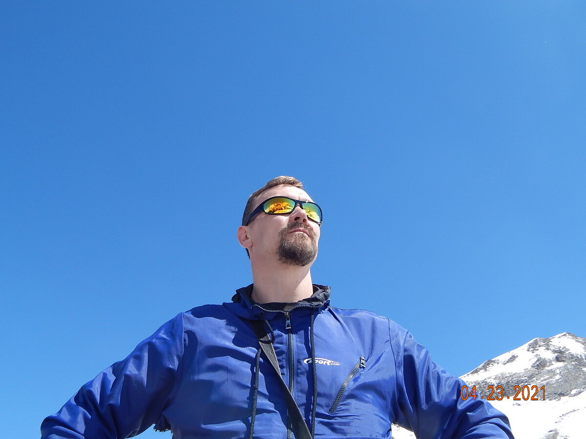 В Домбае красиво и весело. А ещё почему-то всё раздолбано.