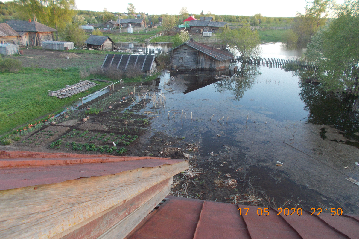 17.05.2020 сильное половодье. Время пахать огород, а у нас в огороде можно на лодке плавать!)