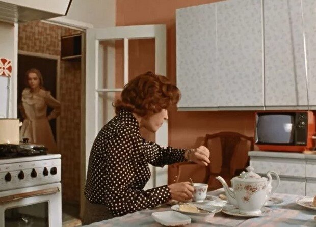 Советская кухня. Кадр из фильма: "Москва слезам не верит"