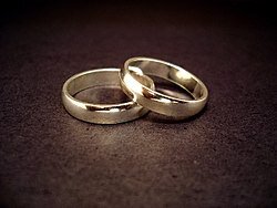 фото: https://ru.wikipedia.org/wiki/Обручальное_кольцо
