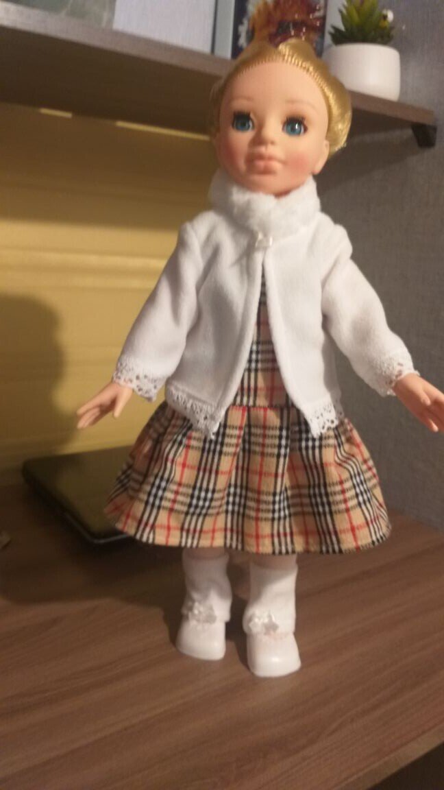 Знакомьтесь-это ЭСНА.Куколка очень интересная.У нее нестандартная внешность-бровки,губки,а ручки-пальчики...