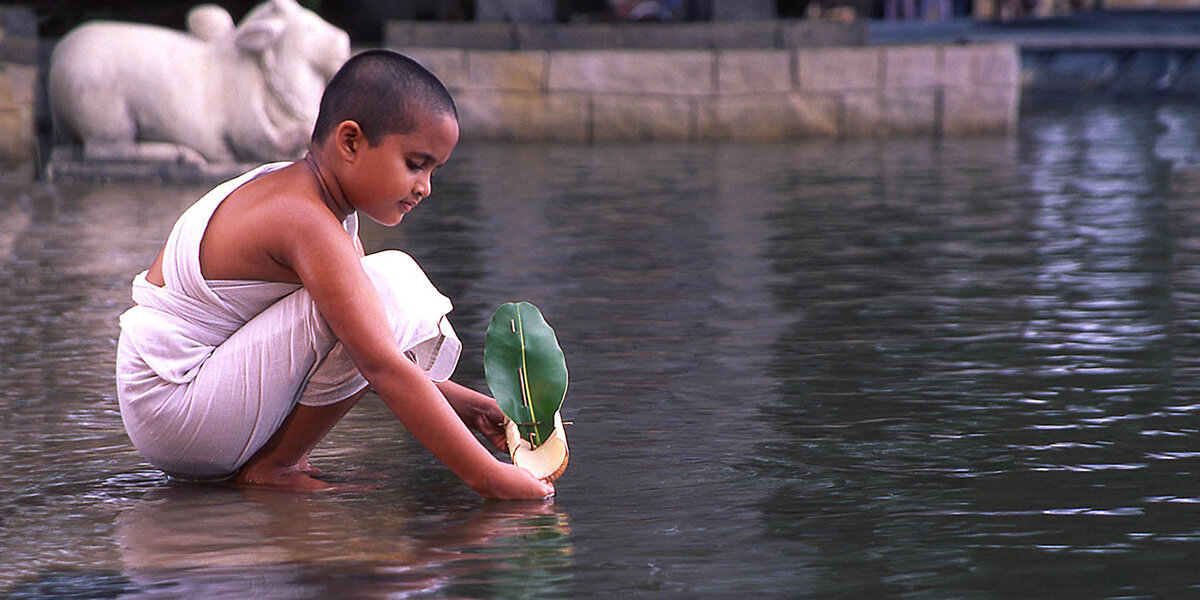Кадр из фильма "Вода", о жизни вдов