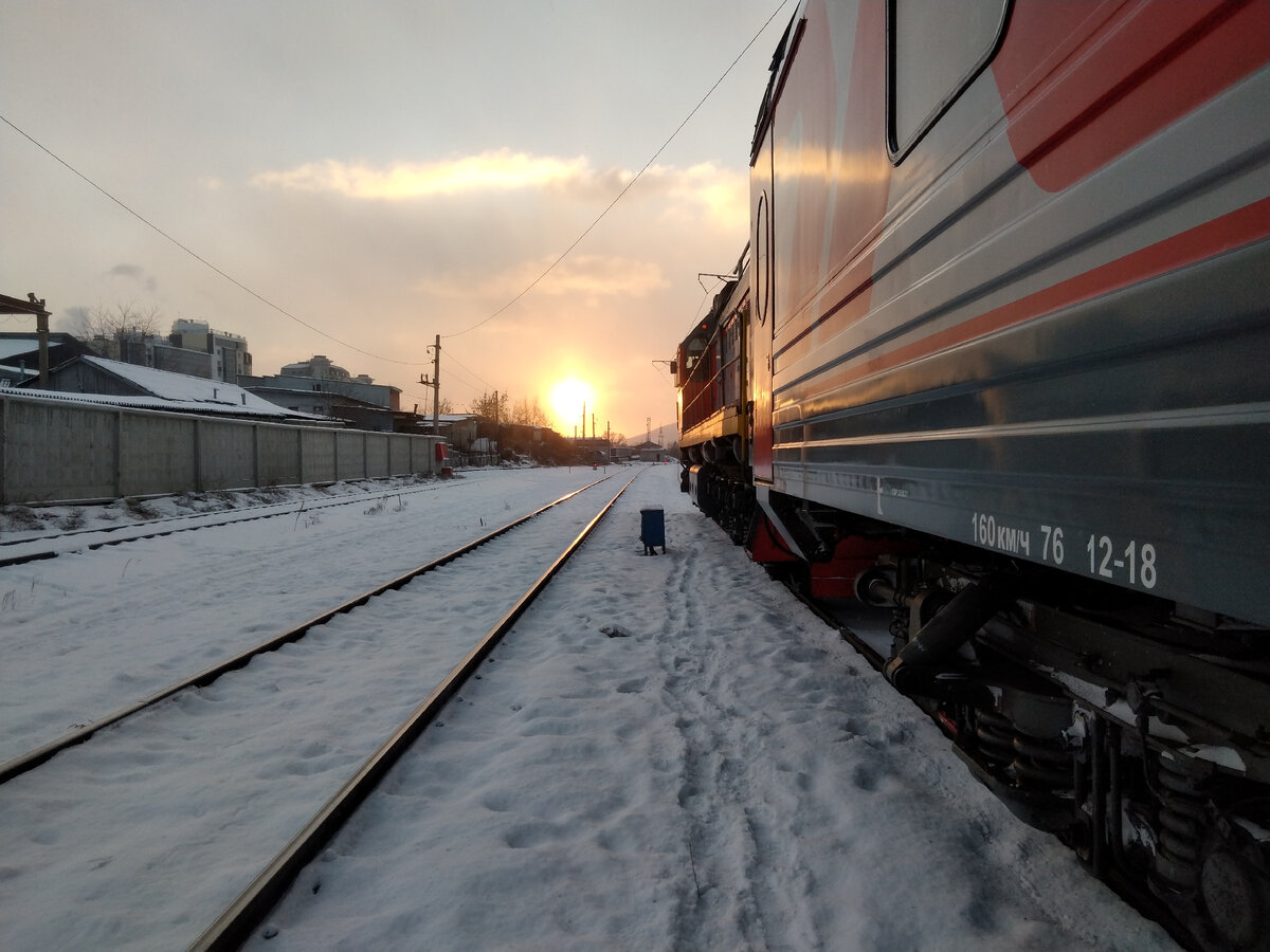 Утро, солнце в морозной дымке