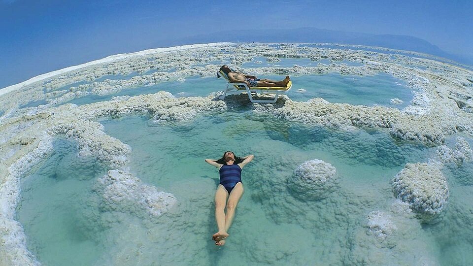Туристы на мертвом море 