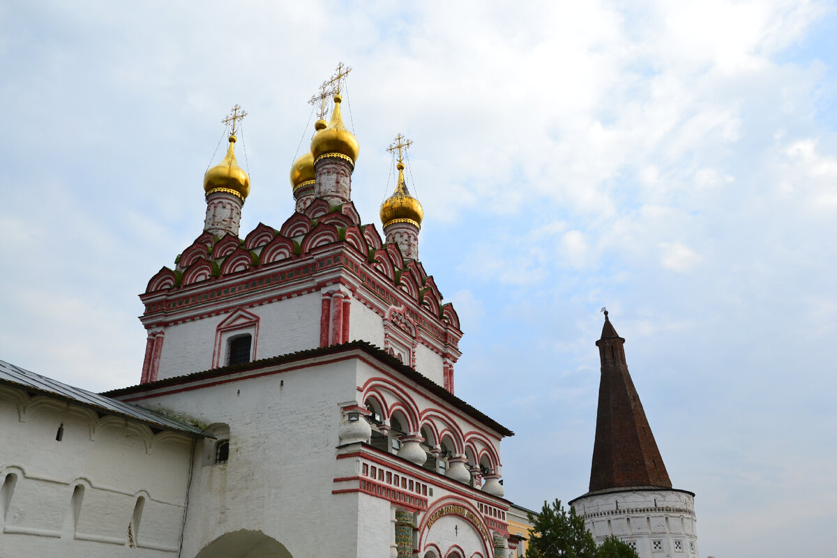 Надвратная церковь Святых Апостолов Петра и Павла (1679 год)